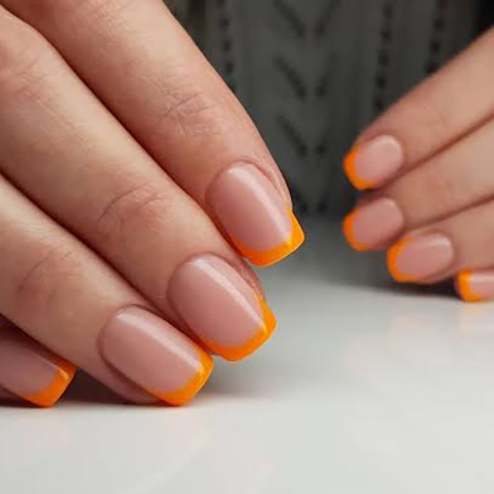 pomarańczowy manicure francuski